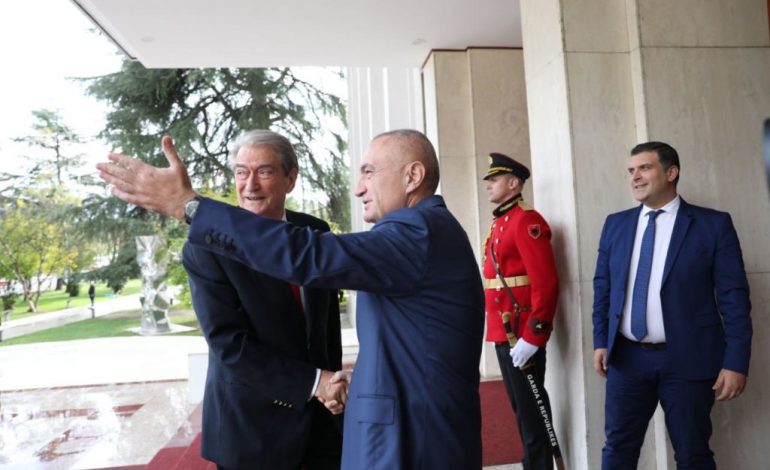 BEDRI ISLAMI/ Hiqni pardesytë e politikës, vishni bluzat e mjekëve