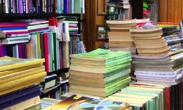 ARTUR AJAZI/ Lidhja me skype, dhe “biblioteka” në sfond