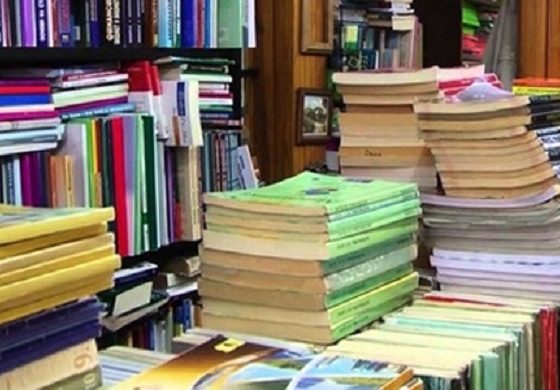 ARTUR AJAZI/ Lidhja me skype, dhe “biblioteka” në sfond