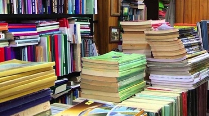 ARTUR AJAZI/ Lidhja me skype, dhe “biblioteka” në sfond
