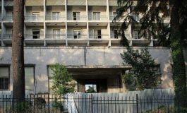 ARDIT RADA/ “Teatri, teatri”… por si e shiti Berisha “Hotel Dajtin”, që është i shpallur Monument Kulture