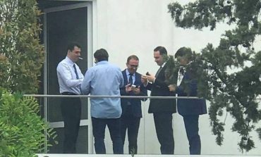 ARTUR AJAZI/ Pesë Kamberë, në një derë