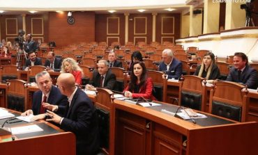 ARTAN XH.DUKA/ Dilema historike e opozitës në Kuvend