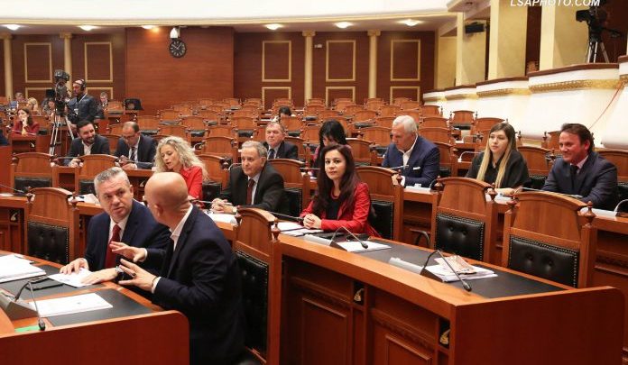 ARTAN XH.DUKA/ Dilema historike e opozitës në Kuvend