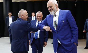 SKËNDER MINXHOZI/ Duke parë një foto bërrylash