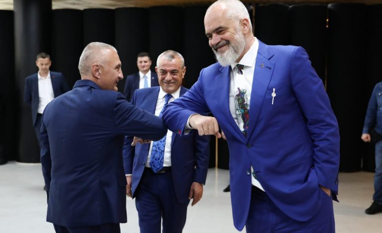 SKËNDER MINXHOZI/ Duke parë një foto bërrylash