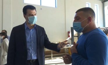 BLEDI ÇUÇI/ Një përgjigje Lulit derëmbyllur që gjen personazhe të rreme për të inskenuar biseda