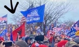 DENAR BIBA/ Çfarë ka dashur të thotë ky tipi që shkon në protestën e dhunshme pro Trump me flamurin kombëtar shqiptar