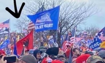 DENAR BIBA/ Çfarë ka dashur të thotë ky tipi që shkon në protestën e dhunshme pro Trump me flamurin kombëtar shqiptar