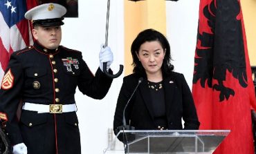MERO BAZE/ Ambasadorja e SHBA, nuk e ka me Tom Doshin