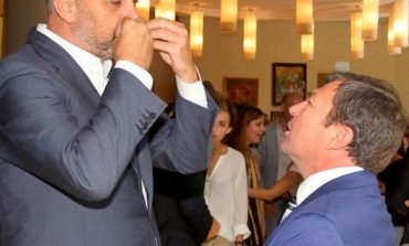 ASTRIT PATOZI/ T´ua lemë në dorë thesin e gënjeshtrave