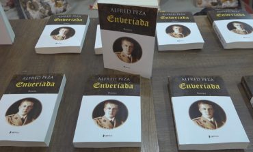 ROBERT HASA/ “ENVERIADA” në duart e një studenti gazetarie
