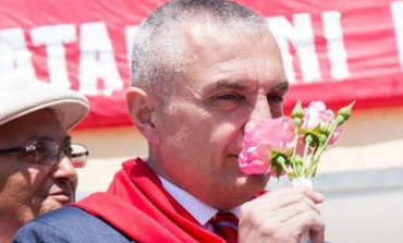 ARDIT RADA/ Presidenti i teneqeve, me sytë nga lufta e klasave