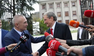 SKËNDER MINXHOZI/ Berisha-Meta në krye të opozitës dhe kuatrinat e Nostradamusit