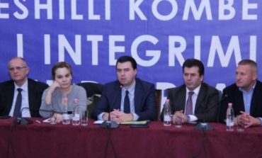 LULJETA ÇIPI/ E bardha, e kuqja dhe e zeza e listave tona