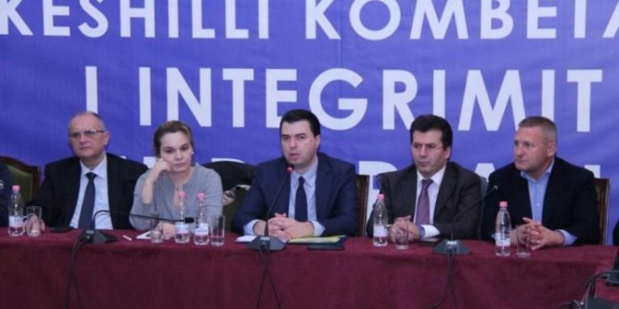 LULJETA ÇIPI/ E bardha, e kuqja dhe e zeza e listave tona