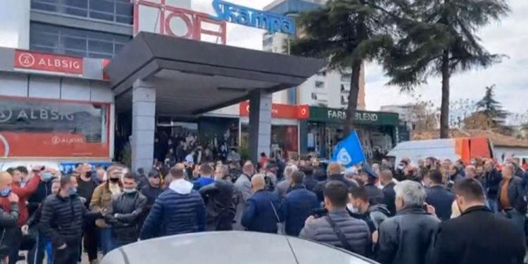 ASTRIT PATOZI/ Shqipëria nuk ka nevojë për luftërat e tyre false