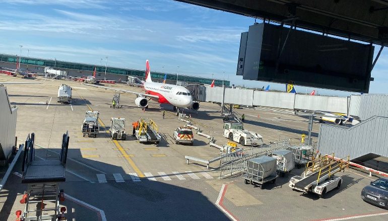 MERO BAZE/ Si Basha, i bën reklamë me zor avionit të Ramës në Kukës