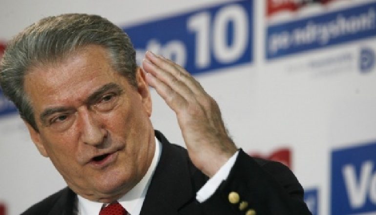 MERO BAZE/ Demokratët duhet të rivotojnë nëse janë me Berishën apo SHBA