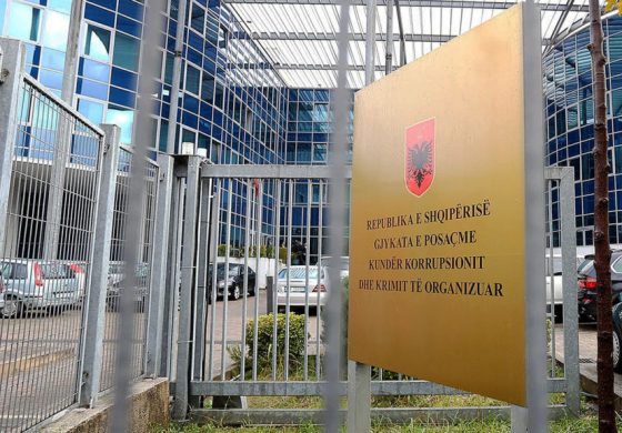 ASTRIT PATOZI/ Qelben të gjithë dhe njësoj nga koka
