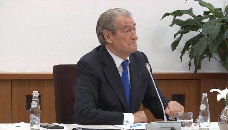 MERO BAZE/ Kryengritja në gotë e Sali Berishës kundër SHBA