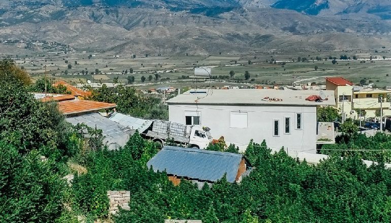 MERO BAZE/ Fyerja reale që i bëjnë Lazaratit