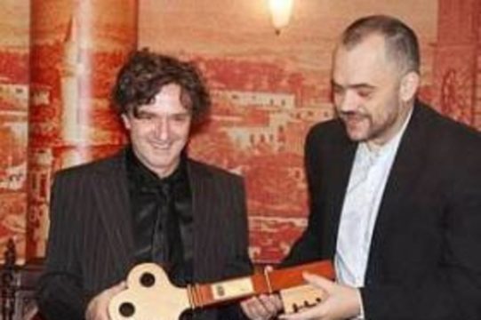 ARANIT MURAÇI/ Zgjimi i “patriotëve” në kohë të gabuar dhe zhurma e sajuar “për ca birra më shumë”