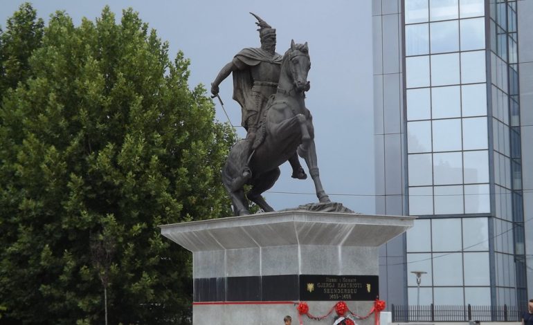 YLLI PATA/ Kronika e shëmtuar e urrejtjes për Shqipërinë prej “kosovocentristëve”