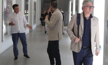 ARANIT MURAÇI/ Lufta e ndezur deri edhe fizike për logon dhe selinë blu: Kush është "pronari" i vërtetë i Partisë Demokratike!