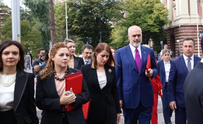 “Debati” mbi ministret e reja ka zbuluar mendësinë seksiste të Shqipërisë