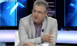 SKËNDER MINXHOZI/ Tapa e shishes që të gjithë kanë frikë ta heqin