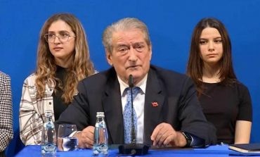 KRESHNIK SPAHIU/ Funerali i një hidrauliku dhe vajtimi për kufomat politike