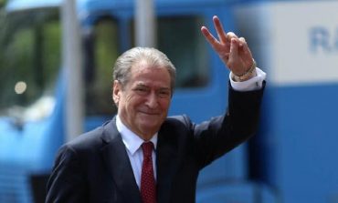 ARTUR AJAZI/ Flamuri i "themeluesit" ka rënë
