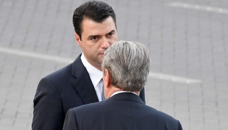 MERO BAZE/ Antimitingjet që po shpëtojnë Bashën nga Berishizmi