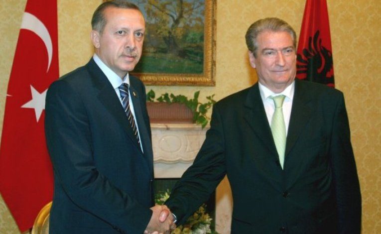 YLLI PATA/ Iluzionet e Berishës: Sulmoi Erdoganin 48 orë më parë, sot gjen “strehë” në sirtarët e…