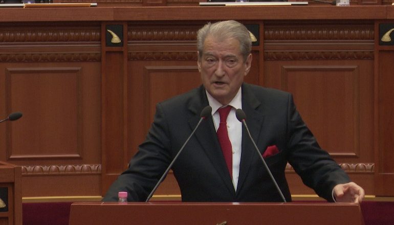 MERO BAZE/ Berisha nuk gjeti dot asnjë deputet kundër SHBA