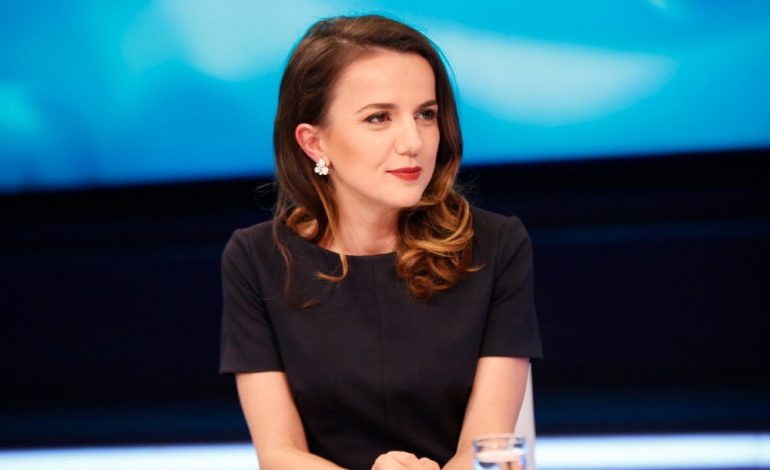 RUDINA HAJDARI/ Shqiptarët midis Shilës dhe Karibdës