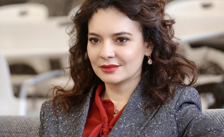 ELISA SPIROPALI/ Ne shohim kah e ardhmja e ndritur, aty ku të tjerët projektojnë të shkuarën e errët